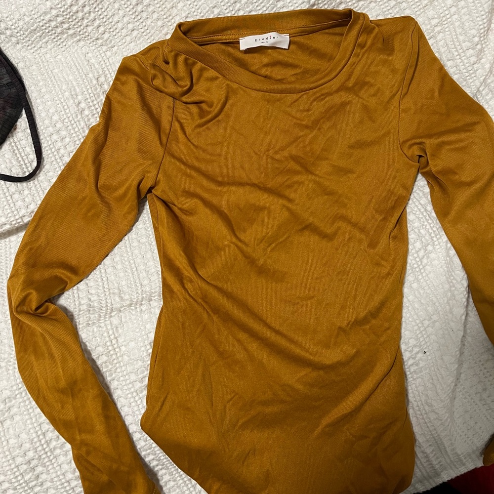 Elodie tan long sleeve body suit never worn!! Fits a medium